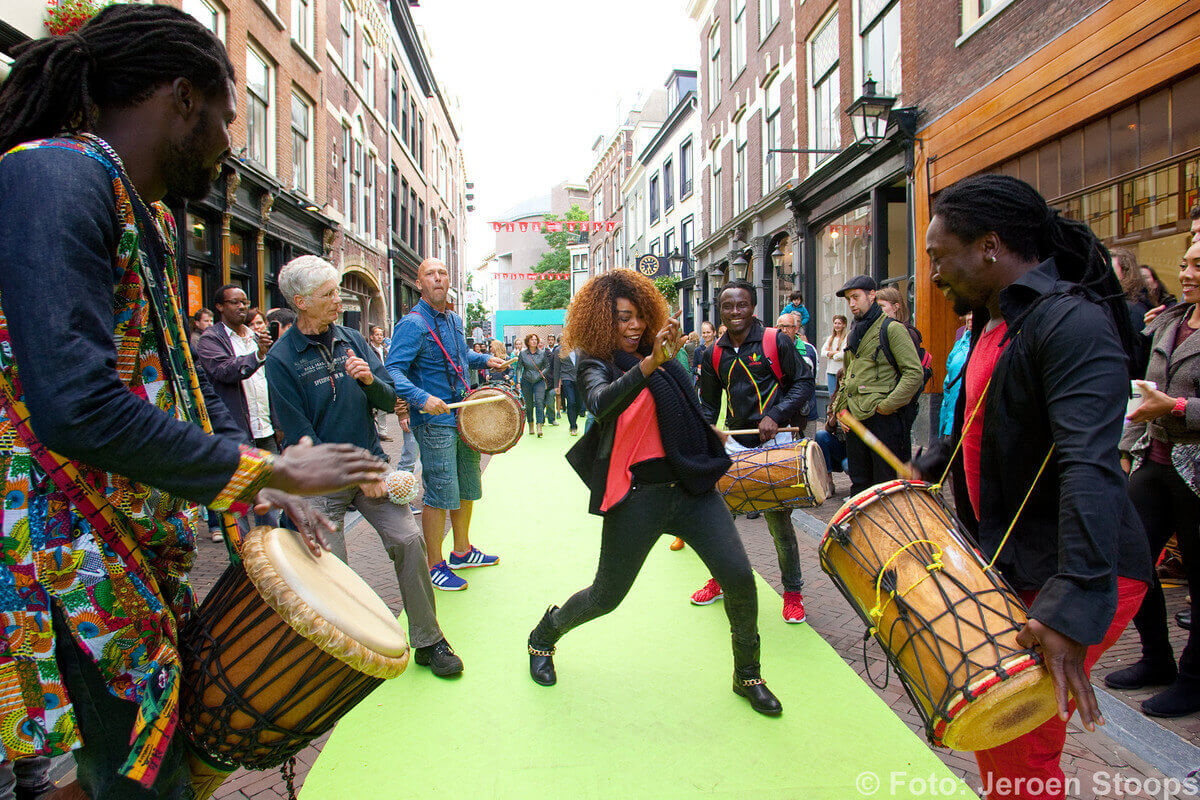 In de Schoutenstraat veel muziek tijdens het Uitfeest 2015. Foto: Jeroen Stoops