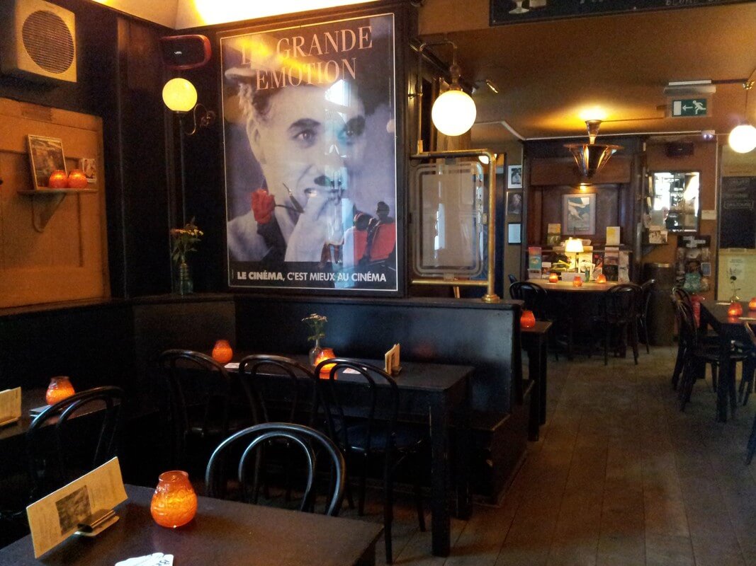 De blik van Charlie Chaplin in theatercafe Springhaver. Foto: Ton van den Berg