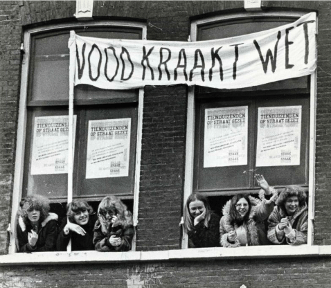  Krakers nemen bezit van het pand Lange Viestraat 19. Foto Het Utrechts Archief