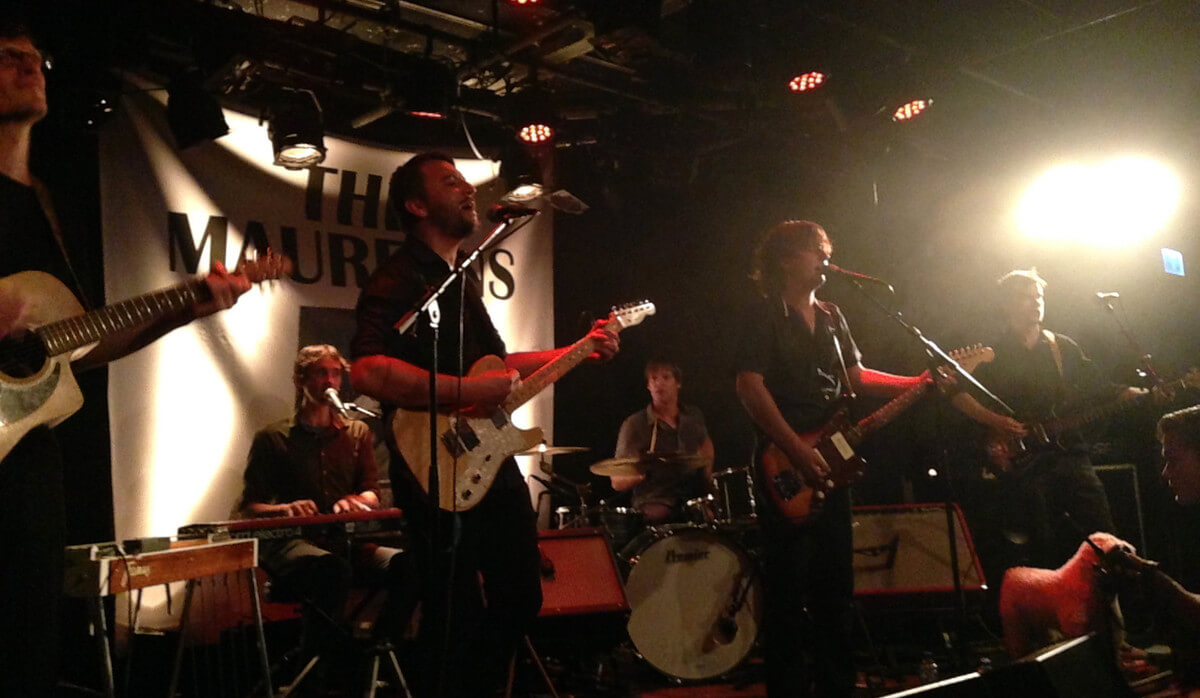 The Maureens; zes mannen en een speelgoedschaap. Foto: Zita Eijzenbach