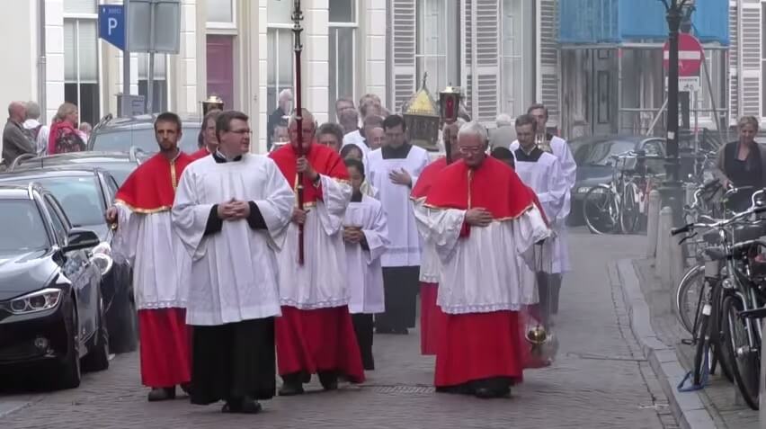 De processie is onderweg. Foto: W. Hendriks