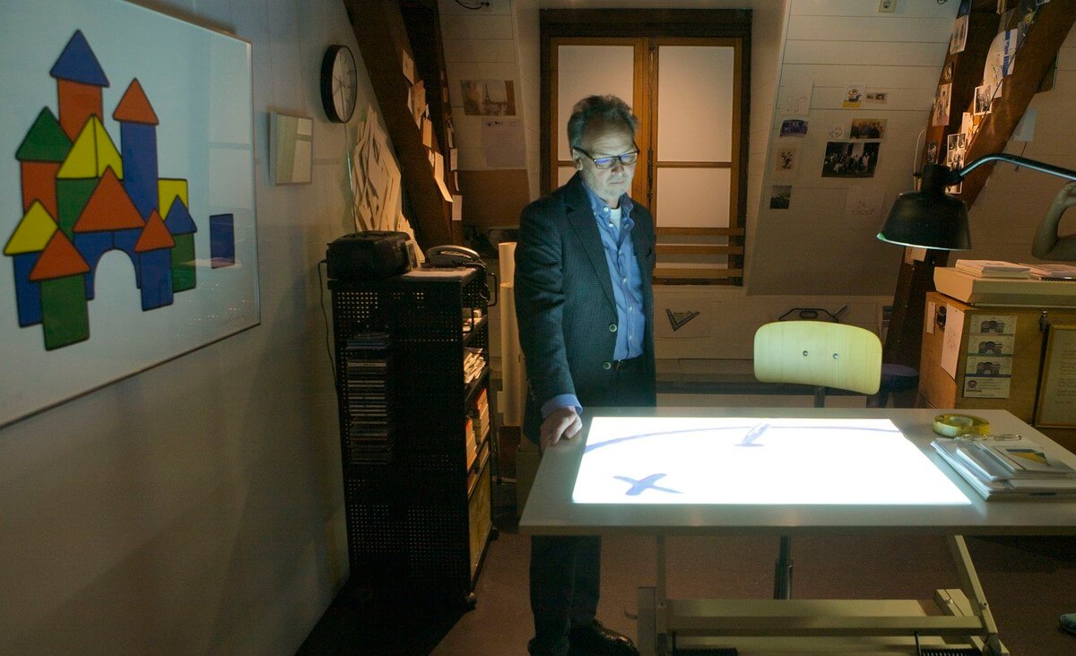 Sierk Bruna in het atelier van zijn vader dat nu huist op de zolder van het Centraal Museum. Foto: Ton van den Berg