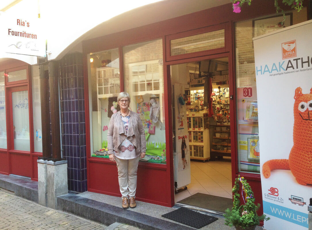 Ria de Korte - Bakker voor Ria's Fournituren in de Zakkedragerssteeg. Foto: Zita Eijzenbach