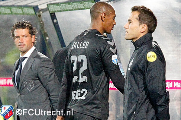 Haller verlaat na de rode kaart het speelveld. Foto: FC Utrecht