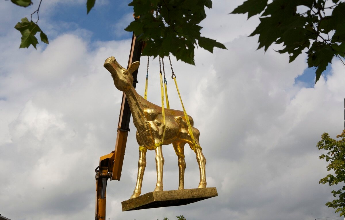 Goudzoekers kijken hun ogen uit bij het zien van het Gouden Kalf. Foto: Ton van den Berg