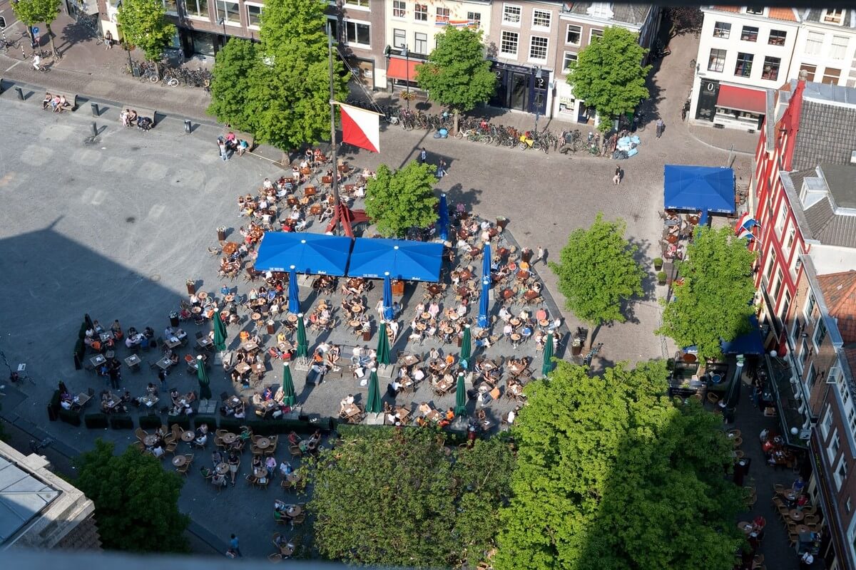 De Neude, vaak een terras, maar op zondag 11 oktober startpunt van een demonstratie. Foto: Ton van den Berg