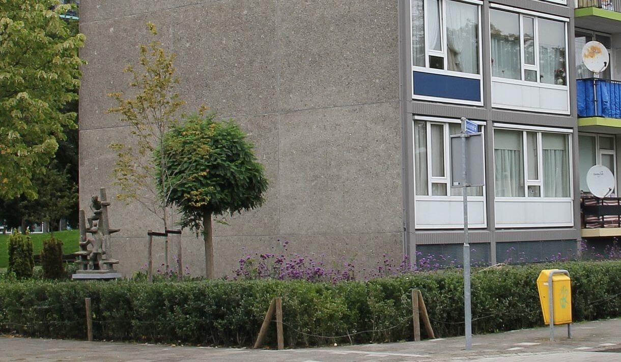Het beeld Klimmende jongens aan de zijkant van de flat. Foto: Willem Geijssen)