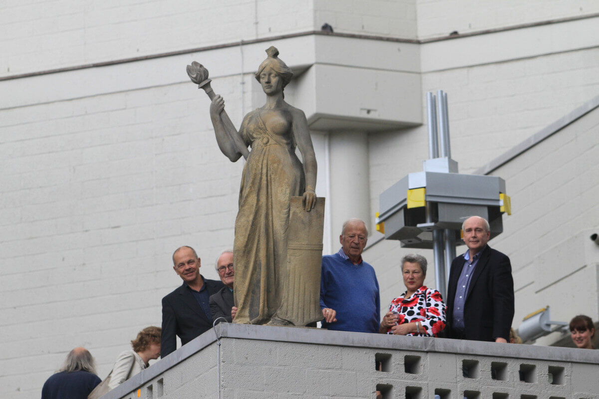 Tivolivredenburg-directeur Frans Vreeke, Architect Herman Hertzberger, Hans Dortmond, Corrie Huiding en wethouder Geldof bij de onthulling van de 'Schele Maagd'. Foto: J. Morgenstond