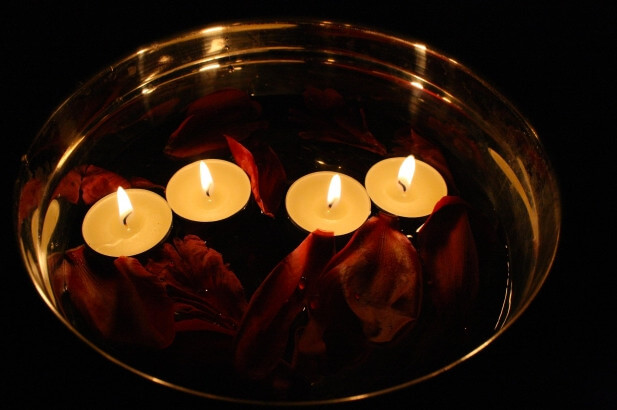 De kaarssen gaan aan tijdens de stroomstoring. Foto: A. Javargas