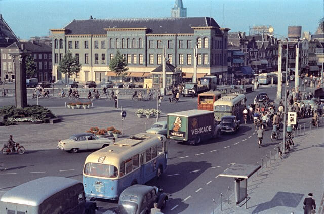In de jaren vijftig rijden volop dieselauto's en -bussen de stad in bij het Smakkelaarsveld. Foto: Polyvisie