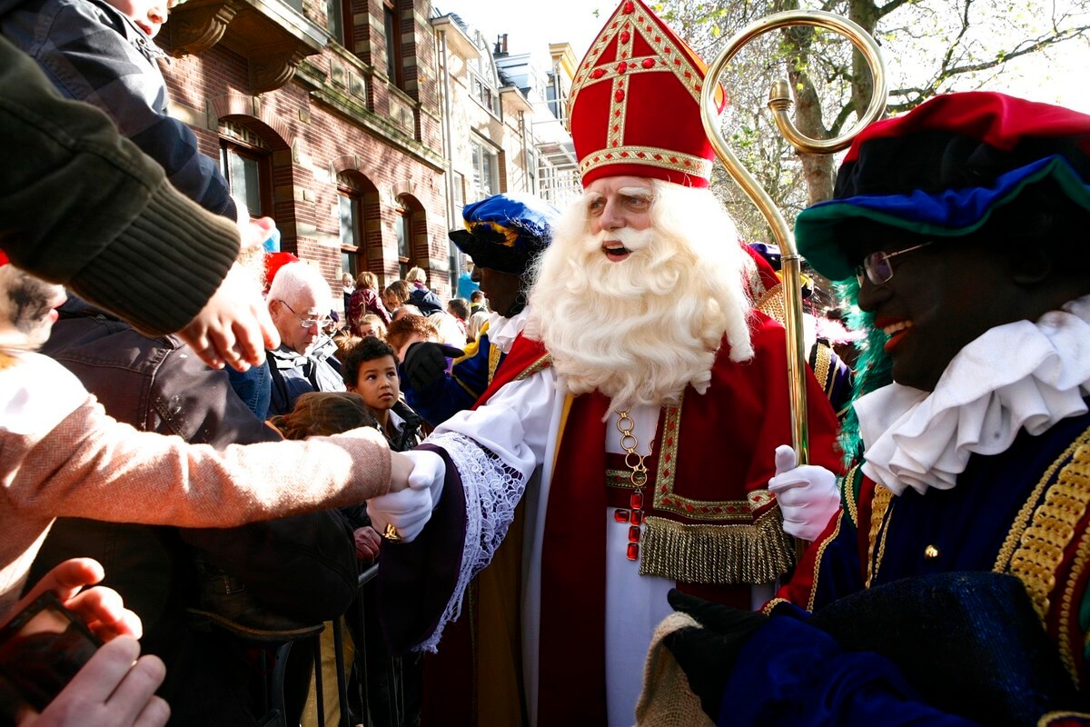 Sinterklaas met Zwarte Pieten tijdens de intocht in Utrecht in 2009. Foto: ton van den Berg
