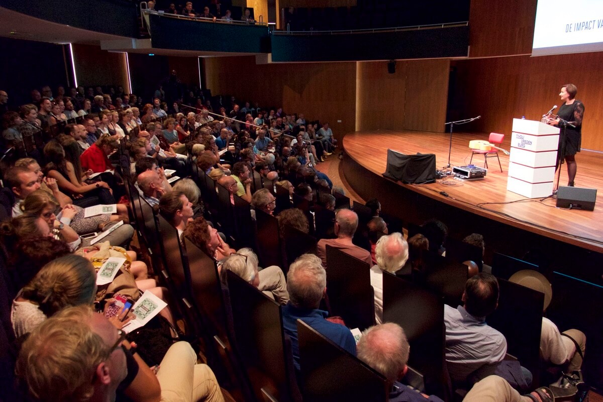 Grote opkomst bij het culturele debat in TivoliVredenburg met op podium Joyce Verdijk (Bijenkorf). Foto: Ton van den Berg