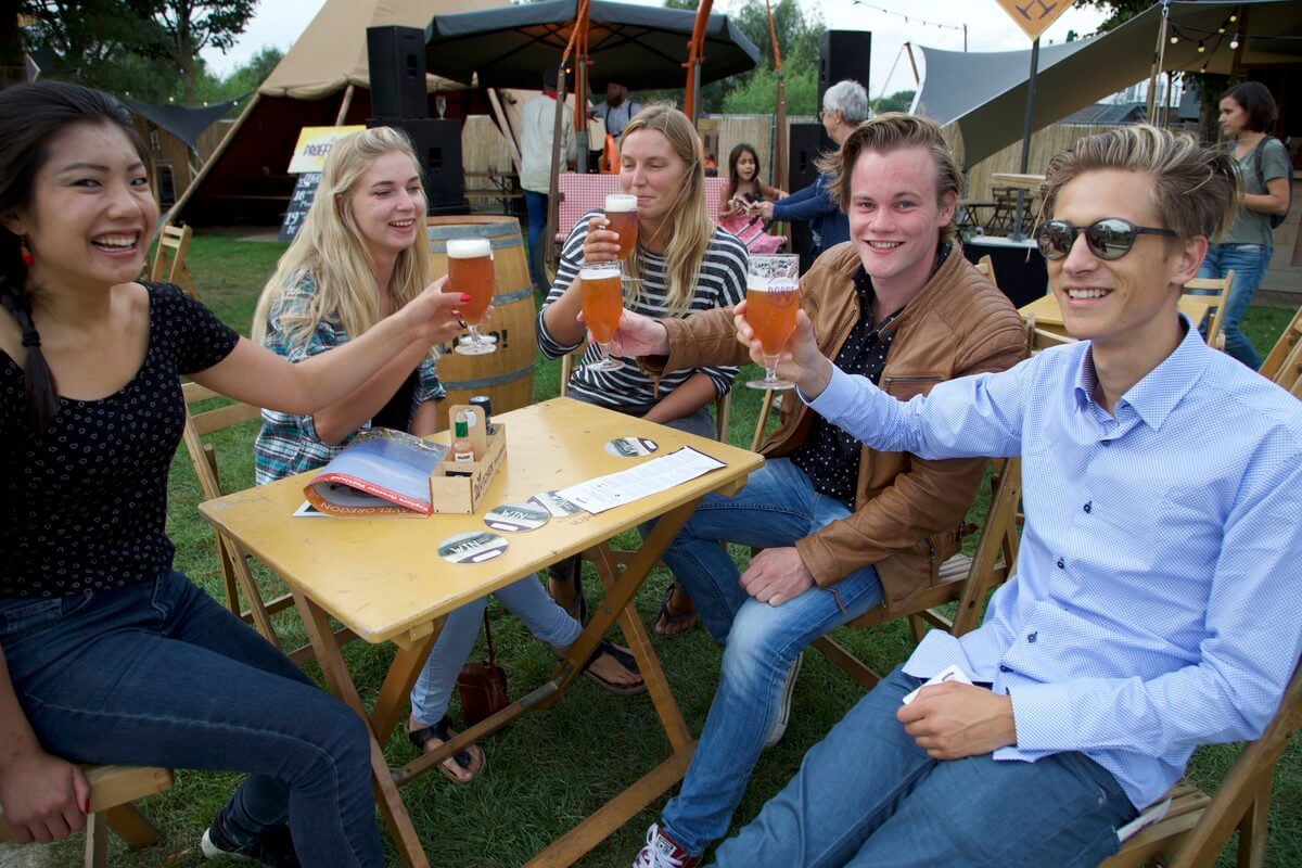 Proosten op Dorst in het Griftpark. Foto: Ton van den Berg