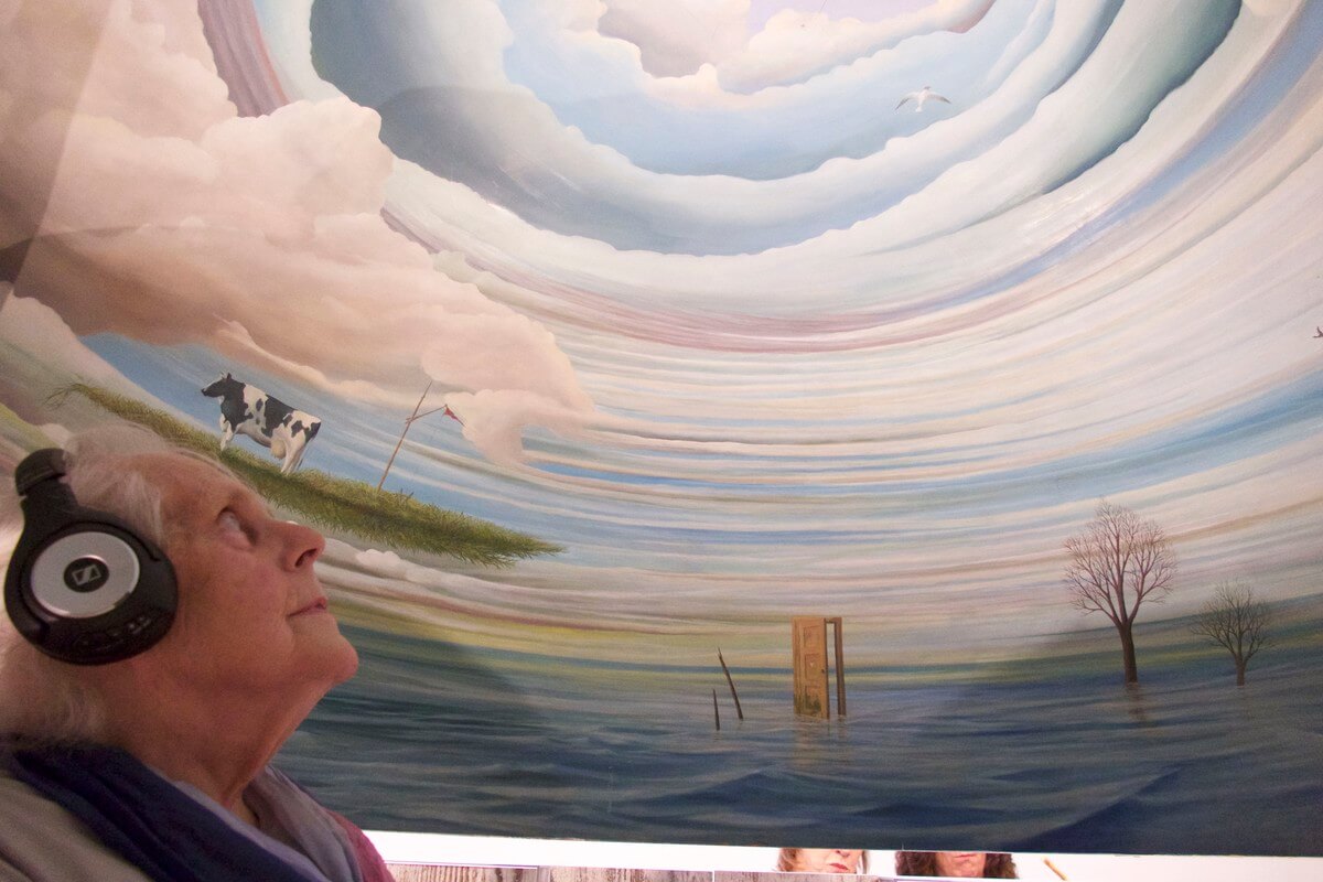 Een bezoeker ondergaat het panorama in de Bol van Nol. Foto: Ton van den Berg