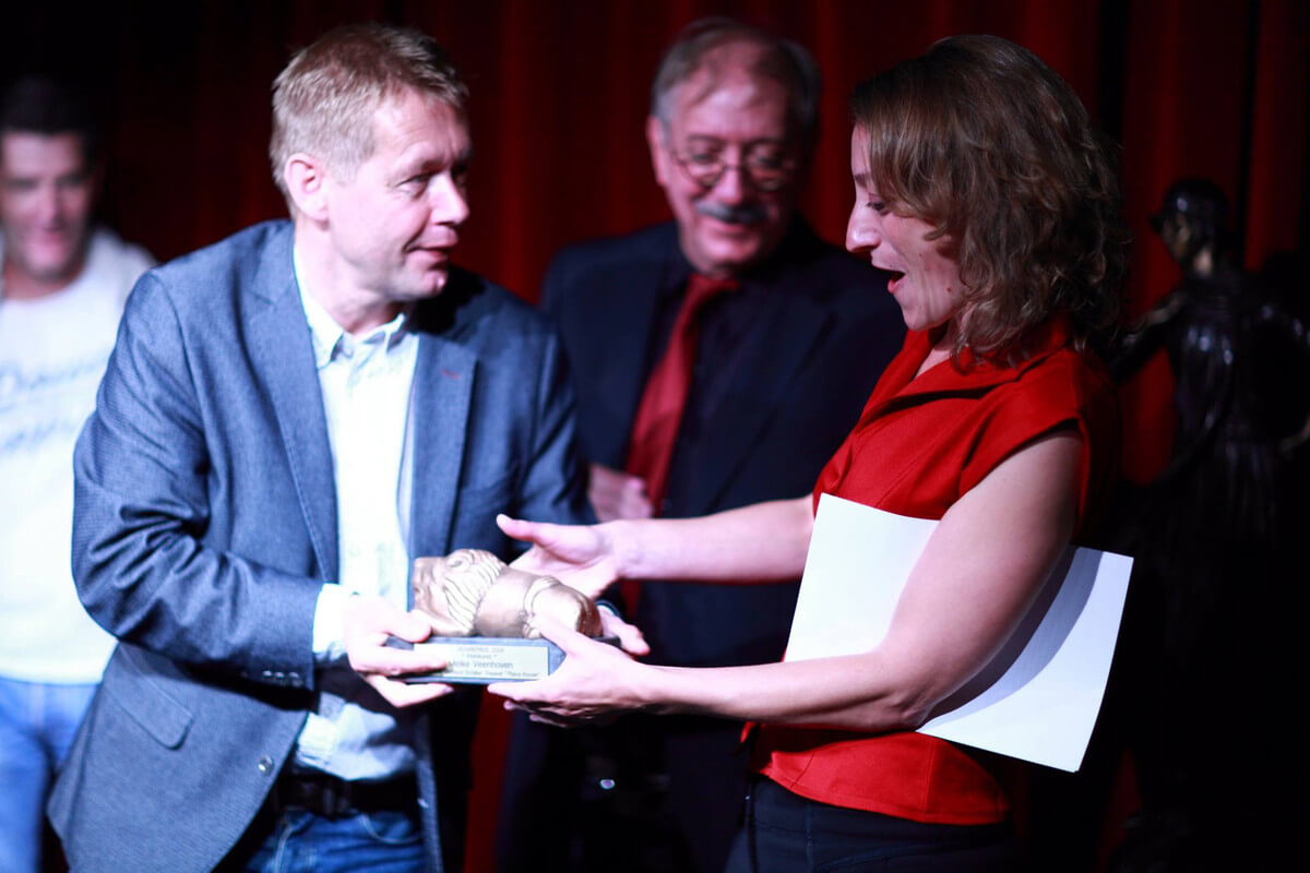 Meike Veenhoven krijgt het beeldje uit handen van wethouder Diepeveen. Foto: Schillertheater
