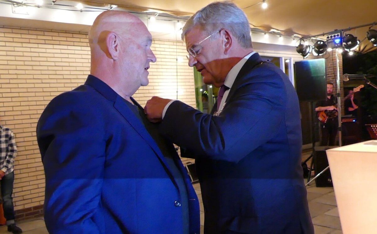 Broos Schnetz (links) krijgt geen rotonde naar zich genoemd maar wel een speldje. Foto: Ton van den Berg