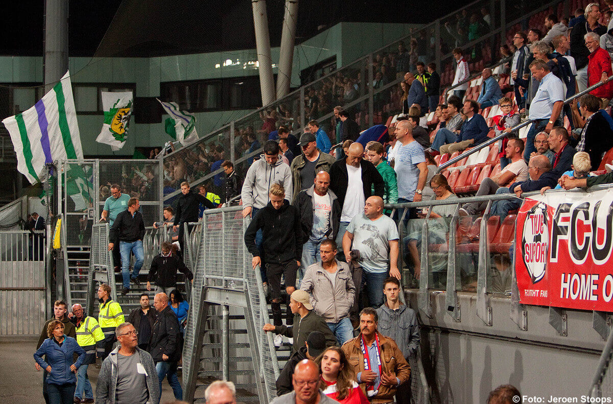 Terwijl in het bezoekersvak wordt gejuicht verlaten Utrecht-supporters voortijdig het stadion. Foto: Jeroen Stoops