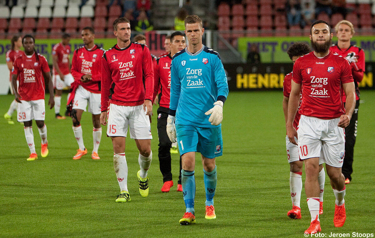 De spelers van FC Utrecht druipen af na het verlies tegen Groningen. Foto: Jeroen Stoops