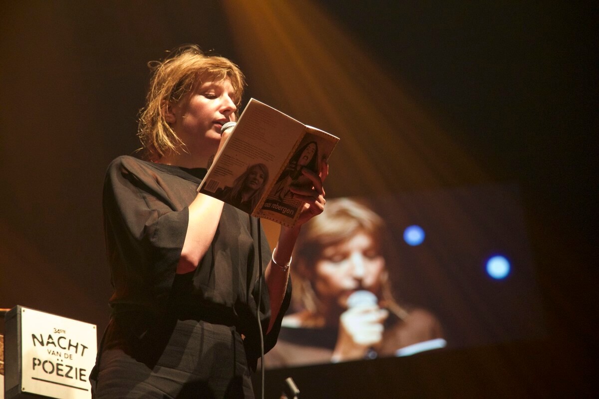 Roos Rebergen leest voor uit haar bundel. Foto: Ton van den Berg