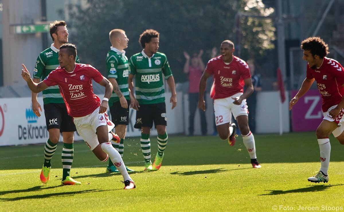 1-0 Zivkovic. Haller en Ayoub zijn onderweg om hem te feliciteren. Foto: Jeroen Stoops