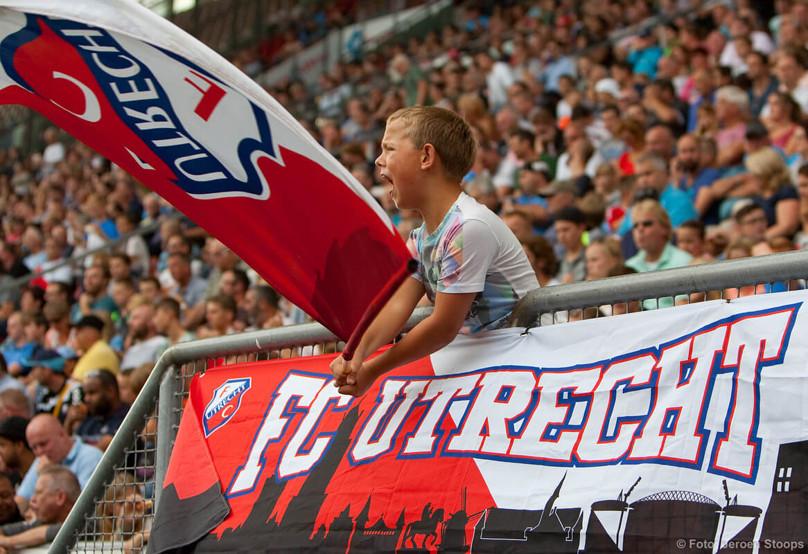 Een fan van FC Utrecht is weer tevreden. Foto: Jeroen Stoops