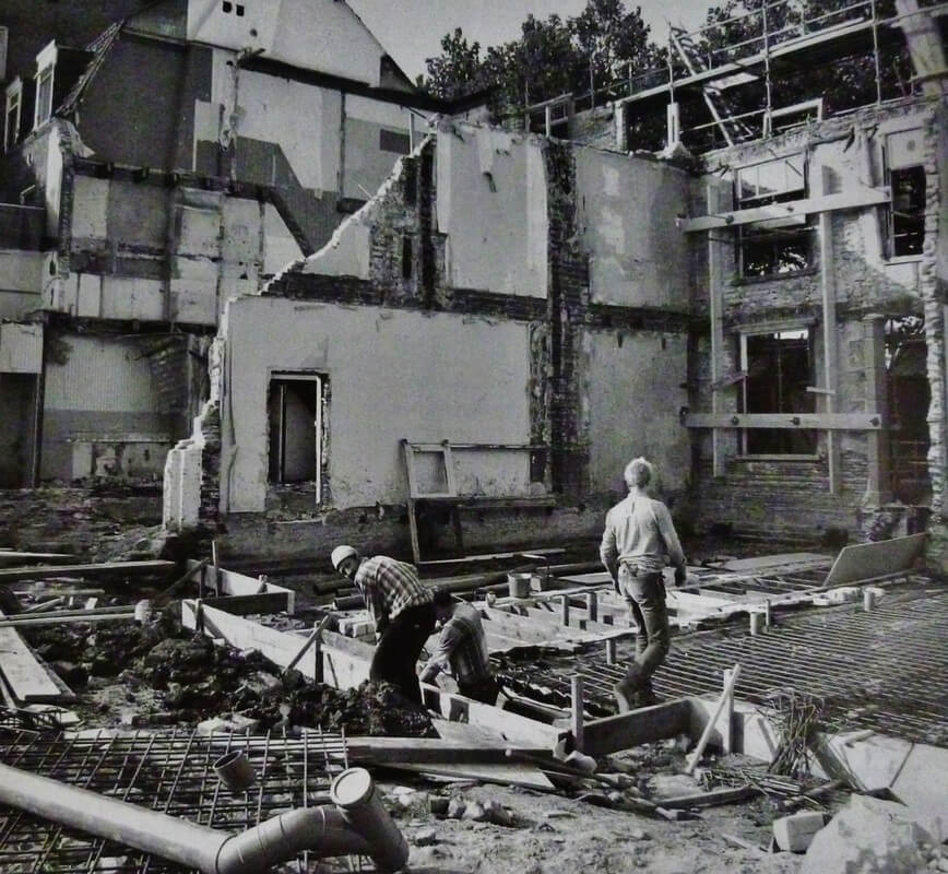 Renovatie van huizen in de Zonstraat waarbij allen de voorgevel nog bleef staan. Foto: HUA