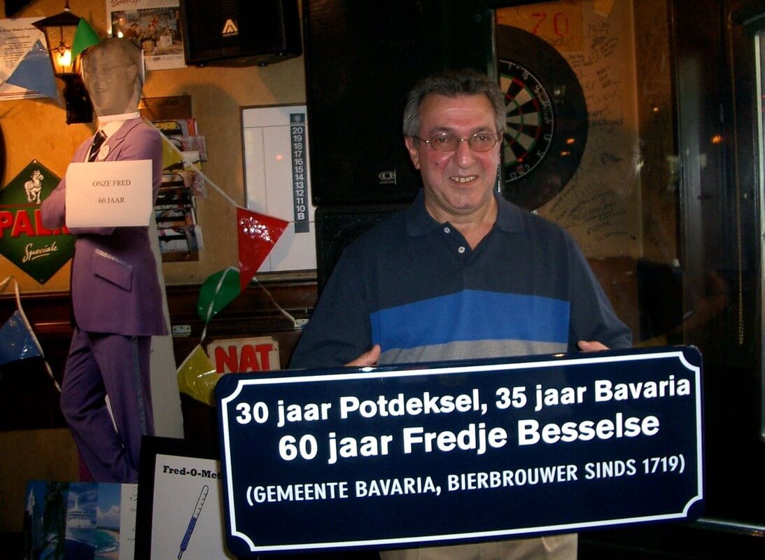 Fred Besselse in 2007 toen hij 30 jaar eigenaar was van De Potdeksel. Foto: Ton van den Berg