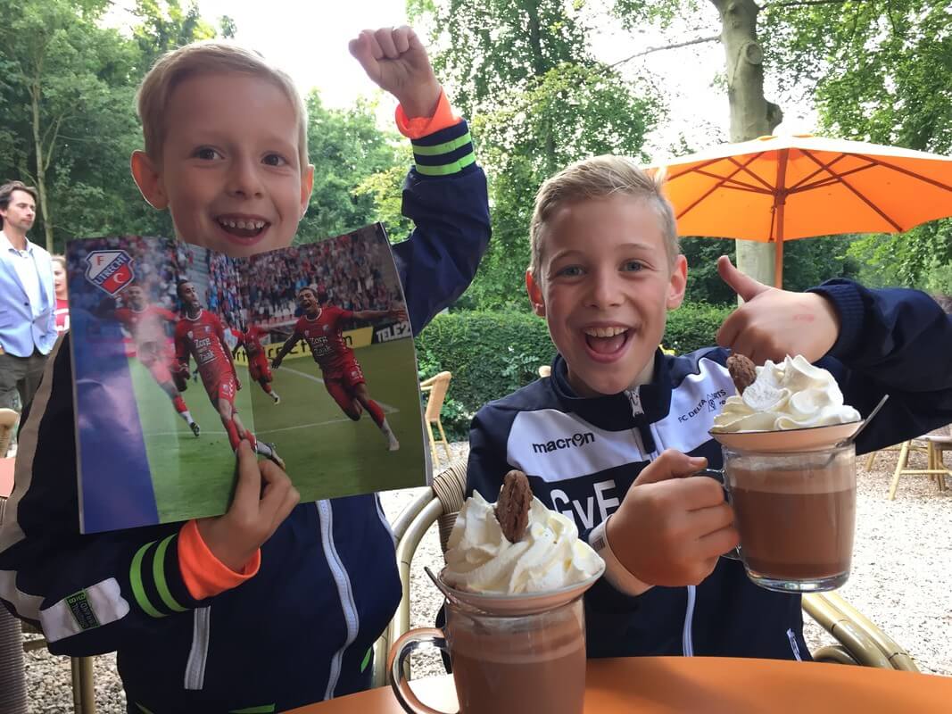 Giel en Guus vieren de winst van FC Utrecht.