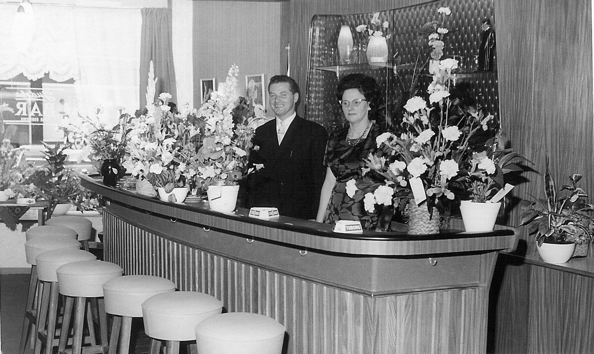 Frans en Annie in de bar in 1964. foto: Familie Van Rijnsoever