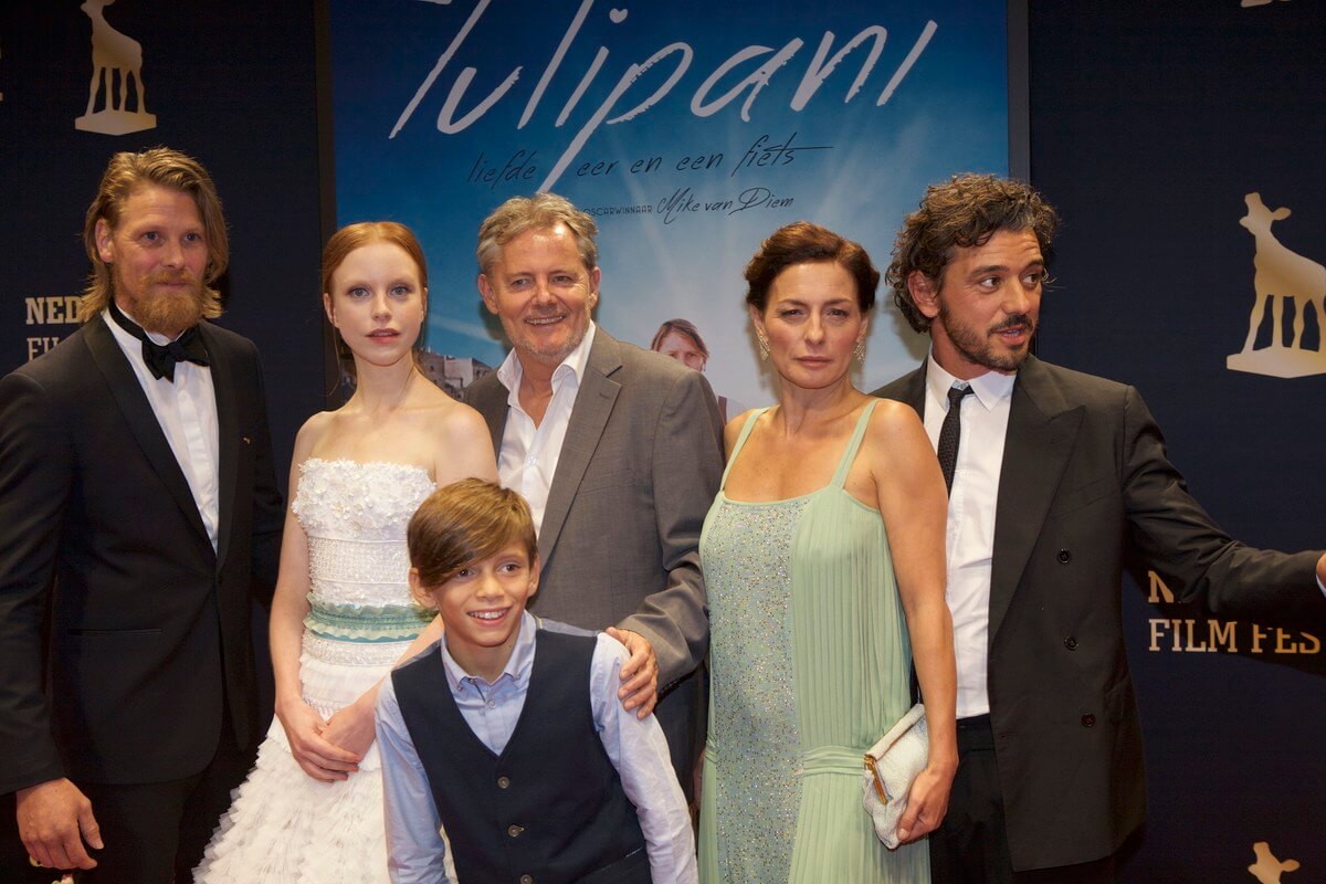 De hoofdrolspelers en regisseur van de openingsfilm Tulipani, vlnr Gijs Naber, Anneke Sluiters, Mike van Diem, Lidia Vitale, Michele Venitucci en voorop Gianni Pezzola,. Foto: Ton van den Berg