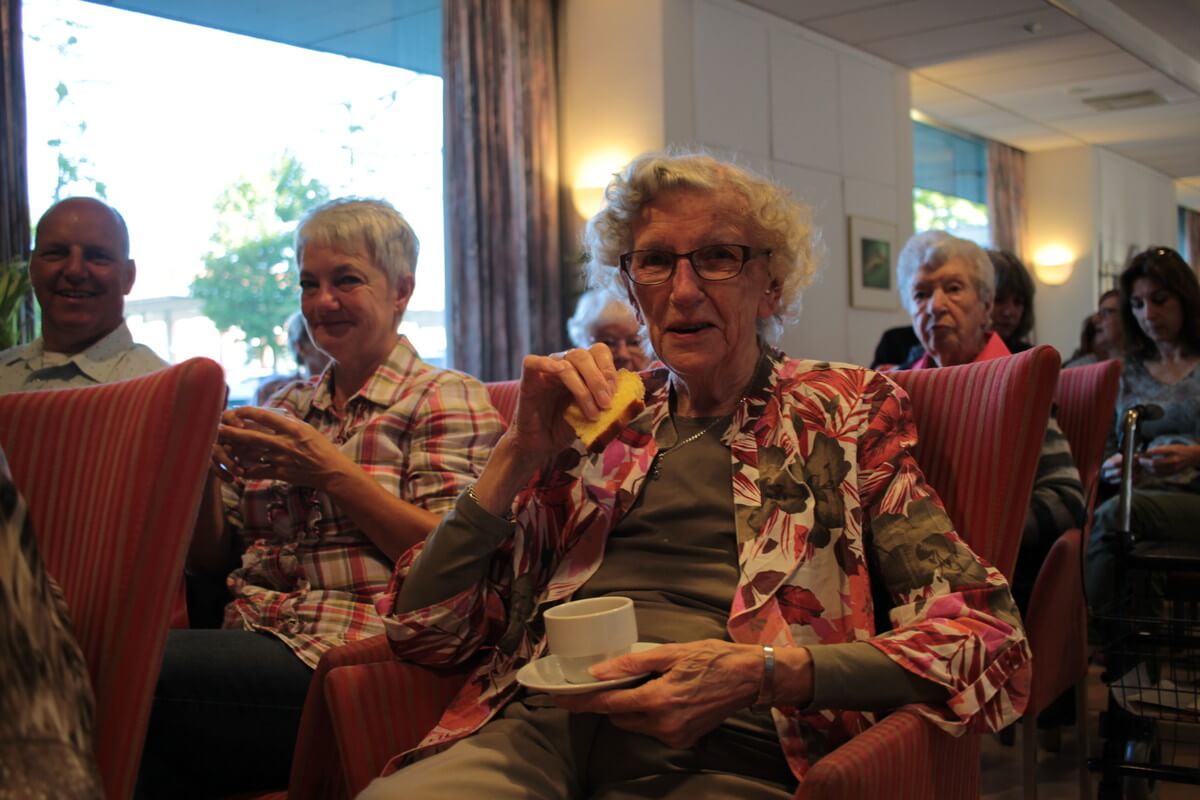 Cake en koffie bij de filmpresentatie. Foto: Lize Gettitsen