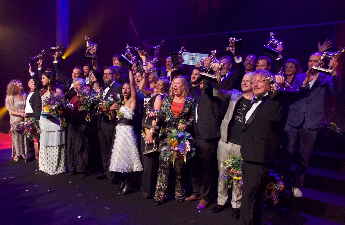 De winnaars van de Gouden Kalveren op het podium van de Stadsschouwburg. Foto: L. Suijkerbuijk