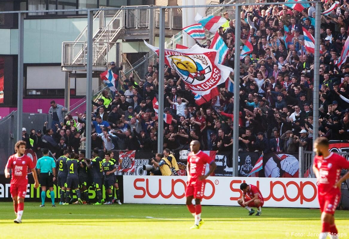 Feest bij spelers en fans van PSV na de 1-7. Foto: Jeroen Stoops