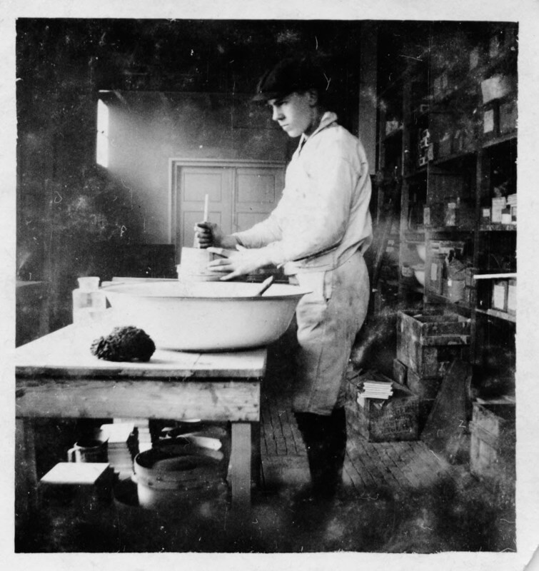 Karel Antoon Bazuine aan het glazuren bij Westraven ca 1928. Foto: archief Kees Bazuine