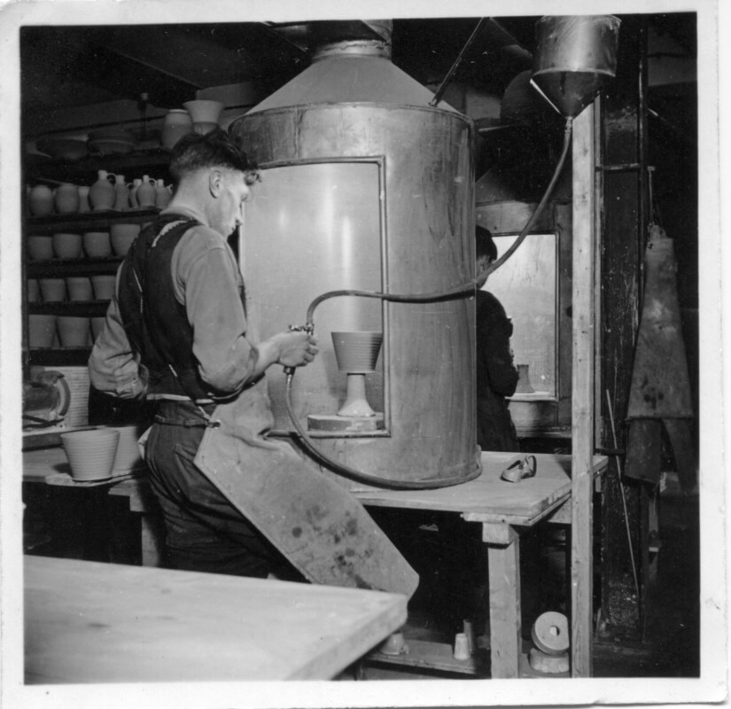Jan Rietbergen bezig met spuitwerk in tegelfabriek Westraven. Foto: archief st.HKTH