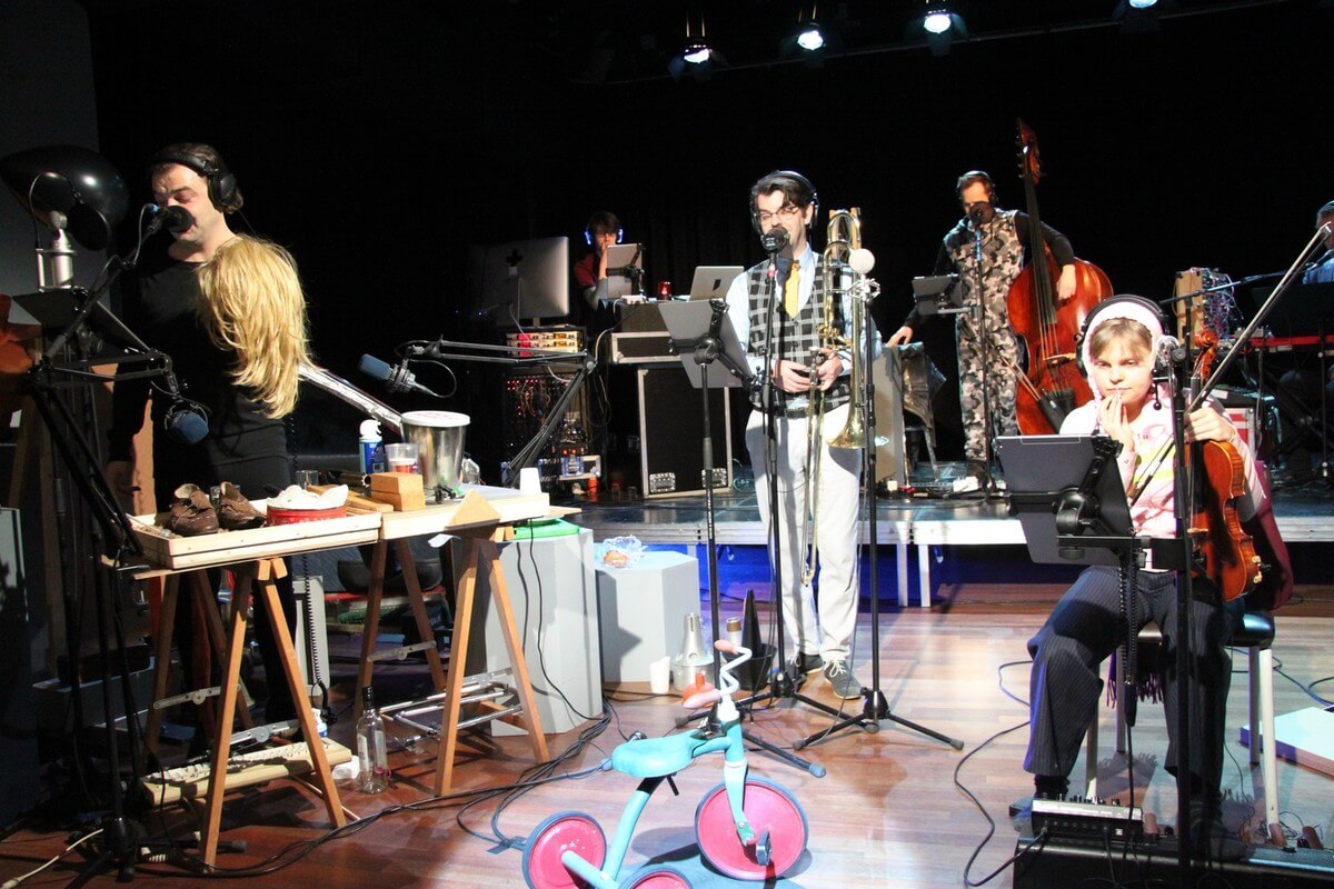 Florian; Sebastian Pos: geluidstechnicus; Koen Kaptijn: spel, trombone, geluiden; Peter Jessen: spel, contrabas, geluiden; Diamanda Dramm: spel, viool, geluiden. Foto: D. van Dijk
