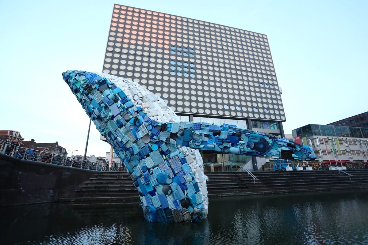 De plastic walvis in de singel bij TivoliVredenburg. Foto: Ton van den Berg