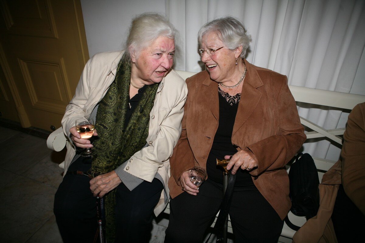 Wil Velders (rechts) en oud-burgemeester Vos tijdens een bijeenkomst van oud-raadsleden in 2011 in het stadhuis. Foto: Ton van den Berg