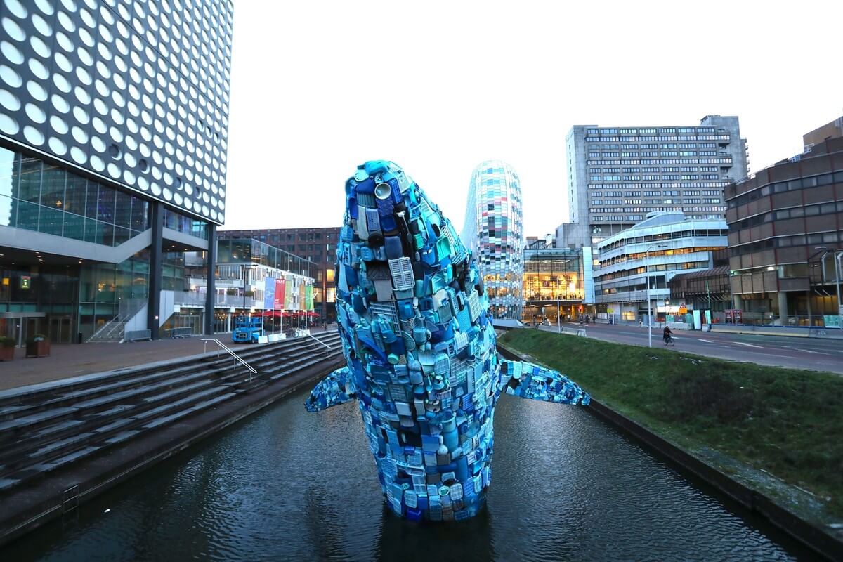 The Skyscraper, plastic protest tegen plastic in de singel. Foto: Ton van den Berg