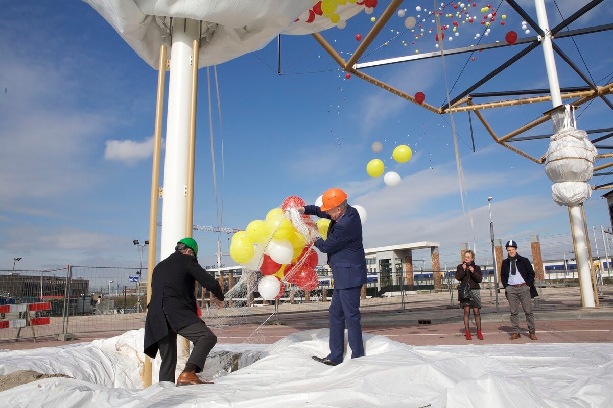 Maart 2018 opening busstation Leidsche Rijn: Pim van den Berg, gedeputeerde van de provincie Utrecht en Kees Geldof, wethouder van Utrecht, bij de laatste keer dat de gemeente (en provincie) Utrecht ballonnen de lucht in liet gaan. Foto: Ton van den Berg