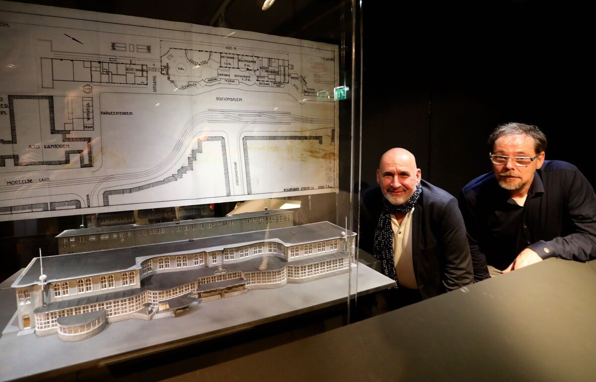 John Heimensem en Frans Wilborts bij het door hen gemaakte model van het Centraal Station van Utrecht zoals het eruitzag bij de oplevering in 1939. Foto: Ton van den Berg