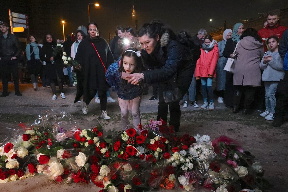 22 maart 2019: bloemen leggen op het 24 Oktoberplein na de stille tocht. Foto: Ton van den Berg
