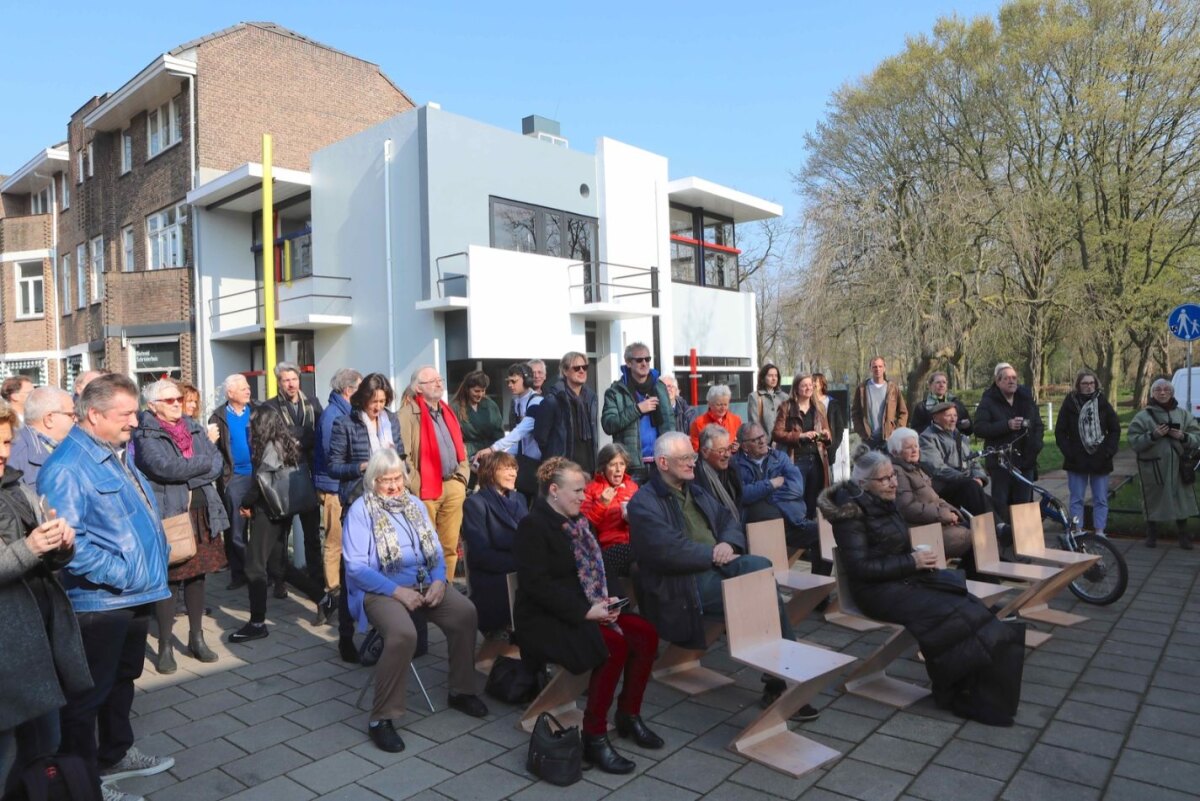 Belangstellenden bij de onthulling. Helemaal vooraan zit Rietvelds kleindochter Martine Eskes. Schuin achter haar - op de fiets - Bertus Mulder. Foto: Ton van den Berg