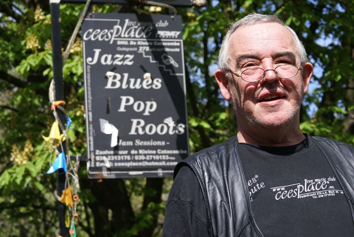 Cees van Leeuwen bij zijn Cees Place aan de Oudegracht. Foto: Ton van den Berg