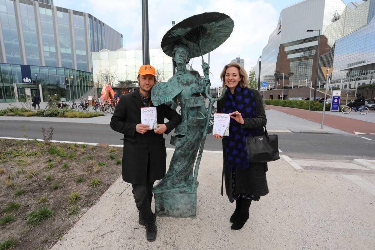 Pet van de Luijtgaarden en wethouder Anke Klein bij de living sculpture van een Dalivrouwenfiguur. Foto: Ton van den Berg