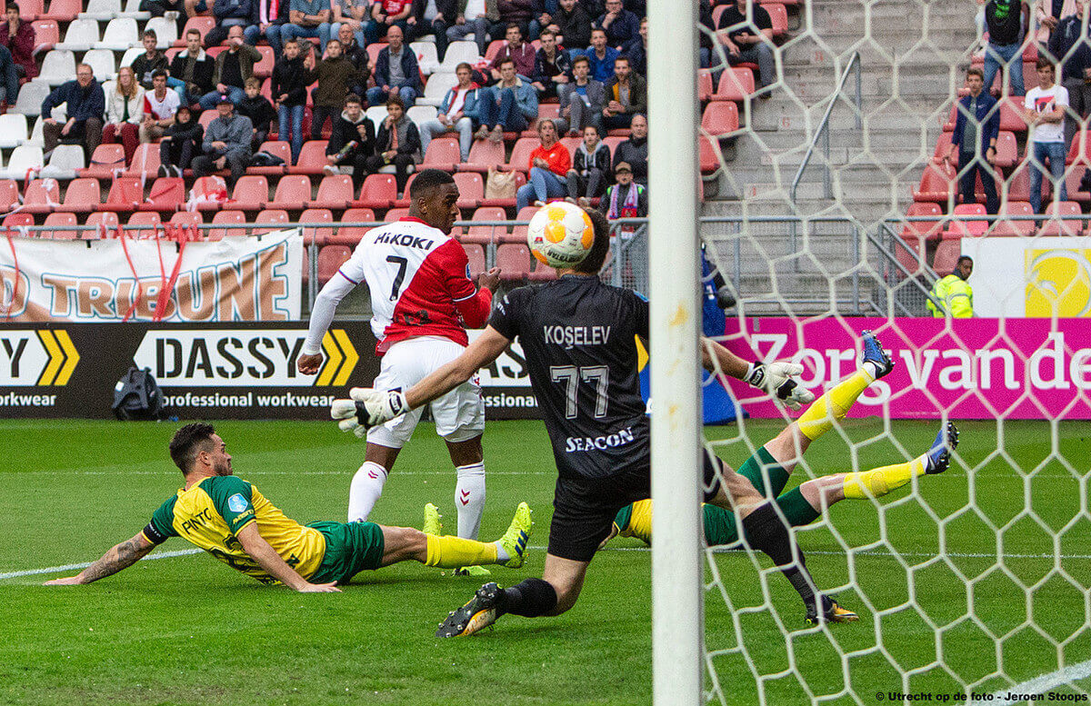 Kerk werkt de 1-0 in het doel. Foto: Jeroen Stoops