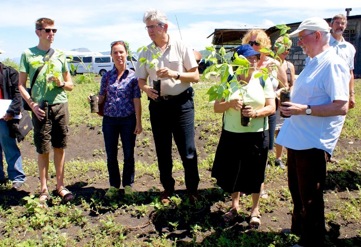 Deelnemers aan de Utrechtse delegatie staan in 2008 klaar in León om een boom te planten. Vlnr: Robert Giesberts (wethouder), Desirée van de Ven (medewerker BIS), Harry Bosch (wethouder), Marjan Schuring (GroenLinks), Alice van Rooij (D66), Bart Engbers