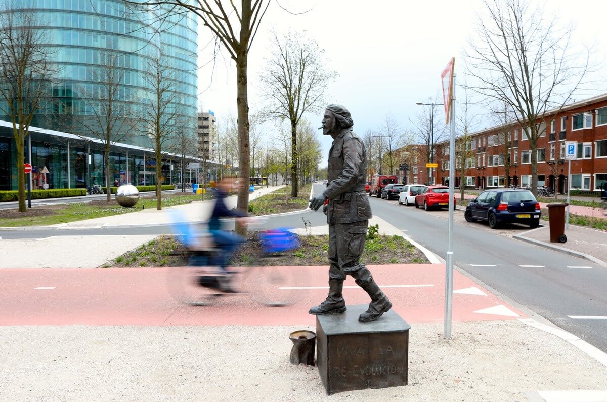 Het standbeeld van iemand die Che Guevara nabootst. Foto: Ton van den Berg