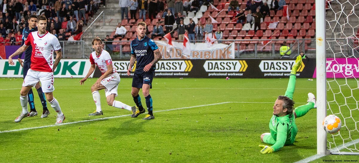 In de slotfase zien Kramer en Jansen de bal net langs het doel van Vitesse gaan. Foto: Jeroen Stoops