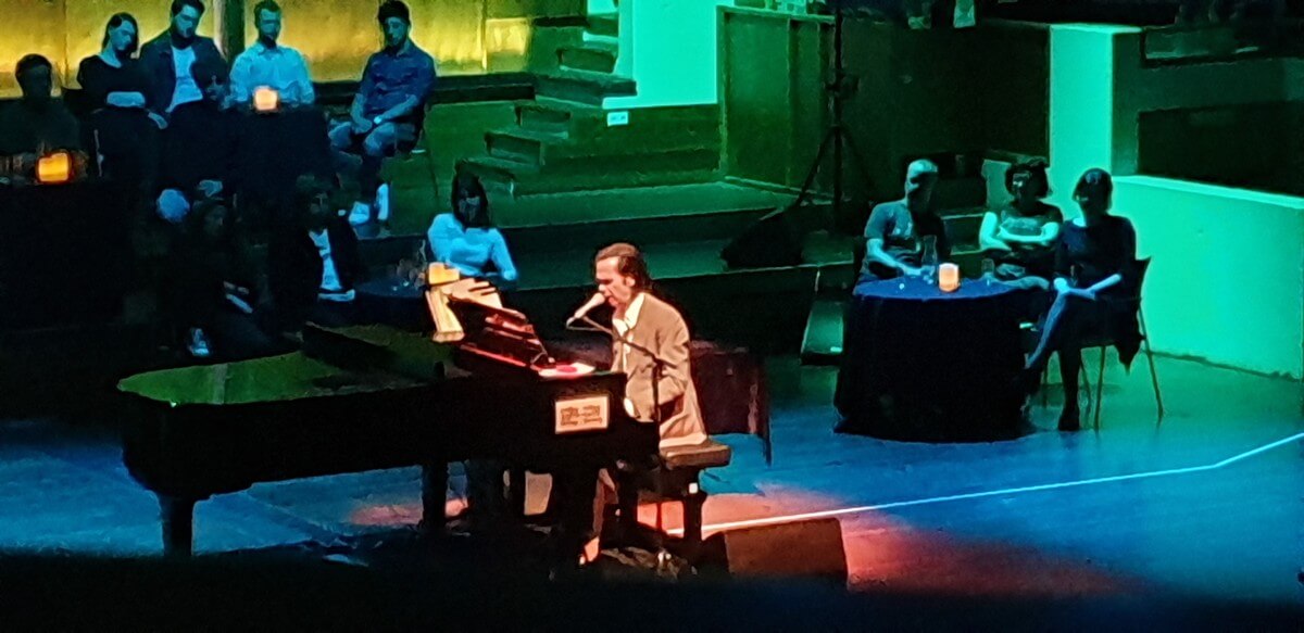 Nick Cave in de grote zaal van TivoliVredenburg. Foto: Jos Spruit